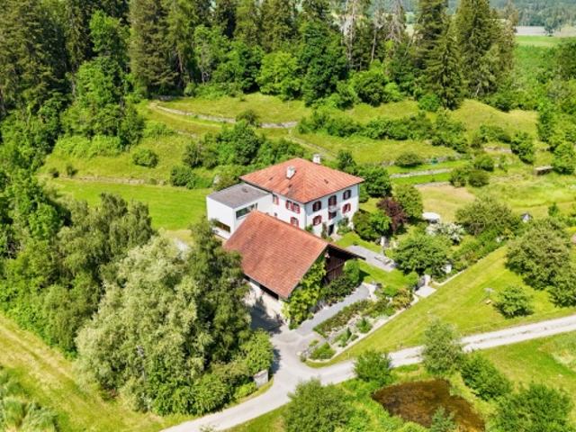 Charmantes Anwesen mit 21 Hektar Land, Bauernhaus und Stallungen