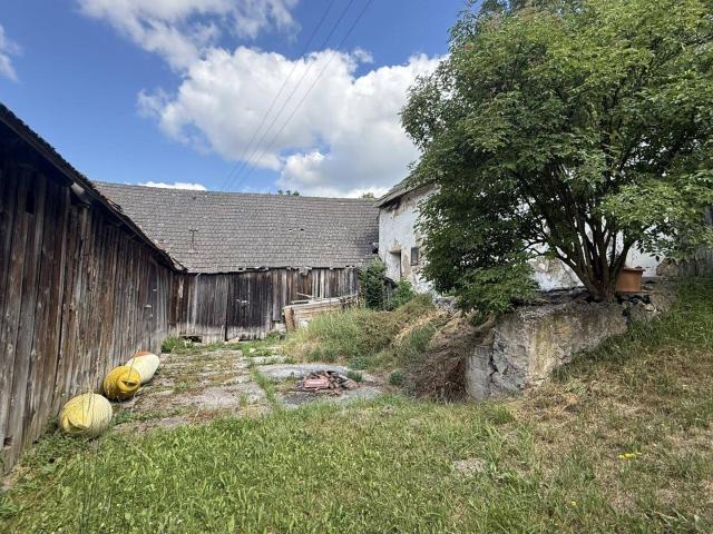 Charmantes Bauernhaus in Purk, 70m², 3 Zimmer, Garten, sanierungsbedürftig