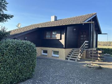 Charmantes Blockbohlenhaus mit Sonnenterrasse mit tollem Weitblick u. einer beheizbaren Vollkeller
