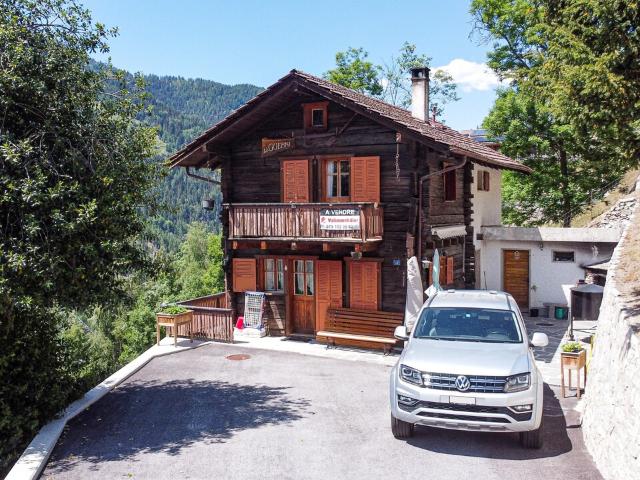 Charmantes Chalet mit atemberaubendem Blick auf das Dorf und die Berge
