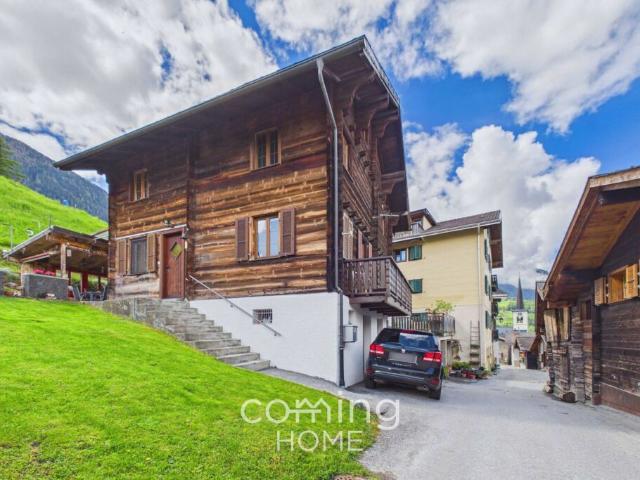Wohnen und bauen in Ergisch Chalet mit Bauland und sonniger Aussichtslage