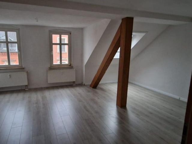 Charmantes Dachgeschoss mit Balkon & Charakter – stilvolle 3 Raumwohnung in Zwickau!