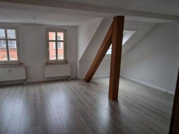 Charmantes Dachgeschoss mit Balkon & Charakter – stilvolle 3 Raumwohnung in Zwickau!