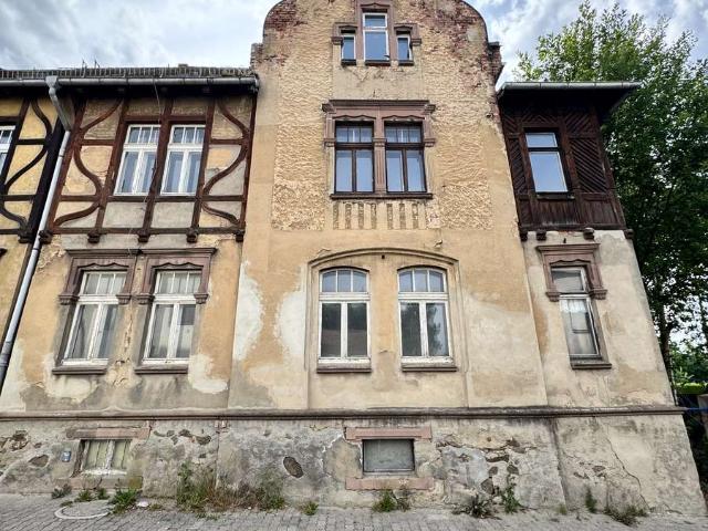 Charmantes Denkmalobjekt mit Entwicklungspotenzial – Doppelhaushälfte mit Nebengebäude und Innenhof