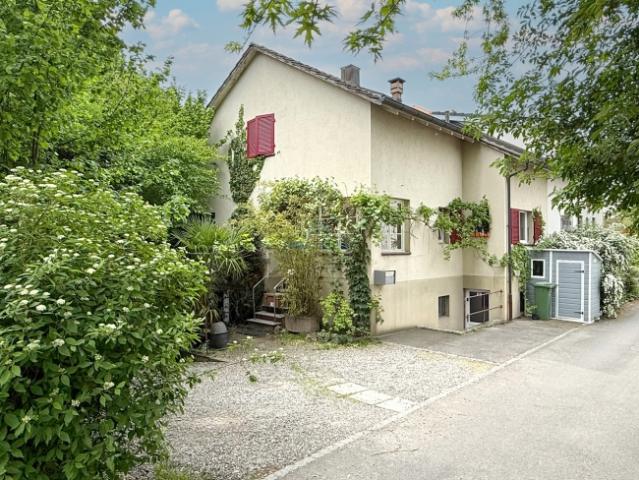 Charmantes Doppel Einfamilienhaus mit Ausbaupotenzial an begehrter Lage in Allschwil