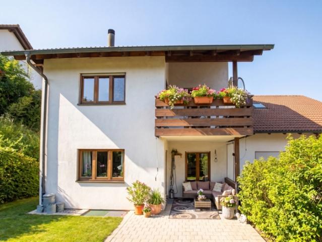 CHARMANTES DOPPELEINFAMILIENHAUS MIT GARTENIDYLLE IN SCHLEITHEIM
