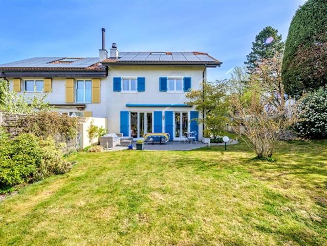 Charmantes Doppelhaushaus mit 5,5 Zimmern und Garten
