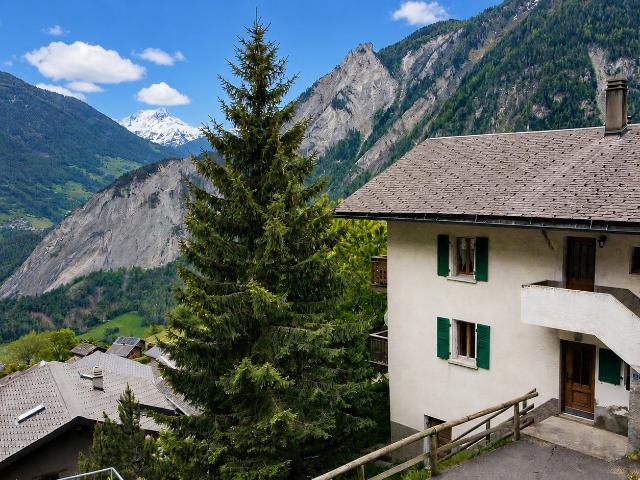 Charmantes Dorfhaus mit zwei Wohnungen in Vens