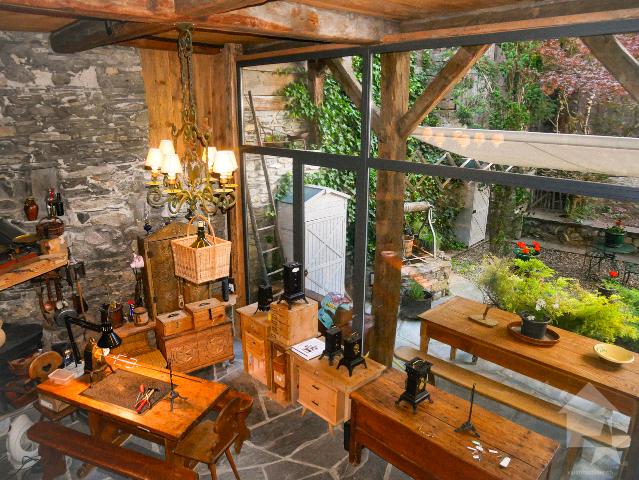 Charmantes Dorfhaus aus Stein auf drei Ebenen mit Carnotzet!