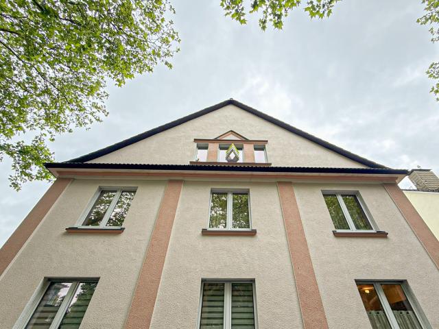 Charmantes Drei Parteien Stadthaus