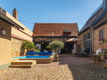 Charmantes ehemaliges Weingut mit mediterranem Innenhof, Pool, Sauna und moderner Technik