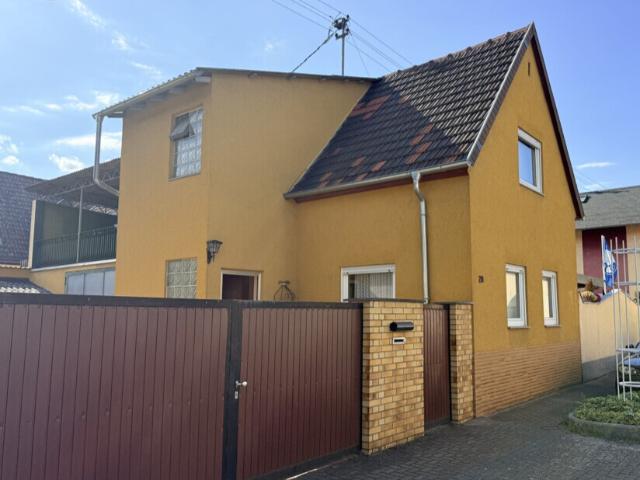 Charmantes Eigenheim mit großzügigem Garten und überdachte Dachterrasse