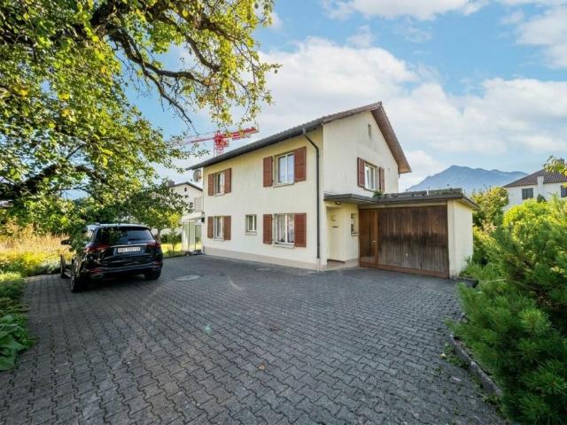 Charmantes Einfamilienhaus am Bach mit Wintergarten und Garage