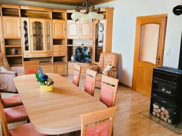 Charmantes Einfamilienhaus & Lagerhalle mit Garten, Balkon und Garage in Winden am See – 379.000 €