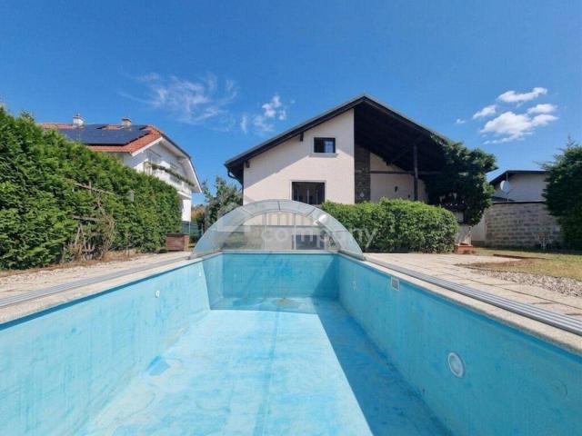 IHR NEUES ZUHAUSE: Charmantes Einfamilienhaus mit 8m Pool, 25m² Terrasse und viel Platz