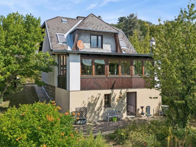 Charmantes Einfamilienhaus mit beeindruckendem Ausblick ins Grüne und Garten mit Altbestand