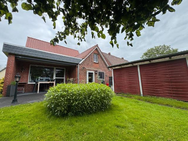 Charmantes Einfamilienhaus mit Garage, Carport und großem Garten