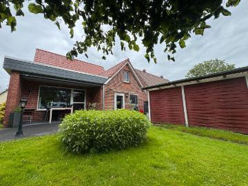 Charmantes Einfamilienhaus mit Garage, Carport und großem Garten