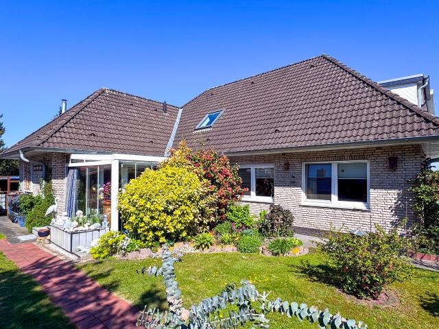 Charmantes Einfamilienhaus mit Garage, Einliegerwohnung und schönem Garten direkt in Rastede!