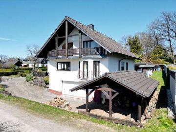Charmantes Einfamilienhaus mit Garten, Doppelgarage und großem Carport – gepflegt, ruhig und alltagstauglich