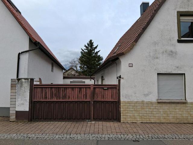 Charmantes Einfamilienhaus mit Garten, Garage und Hof
