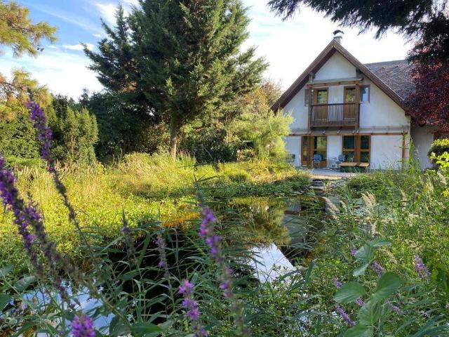 charmantes Einfamilienhaus mit gr. Garten und Schwimmteich in ruhiger Lage von 1220 Wien mit Erweiterungsmöglichkeit