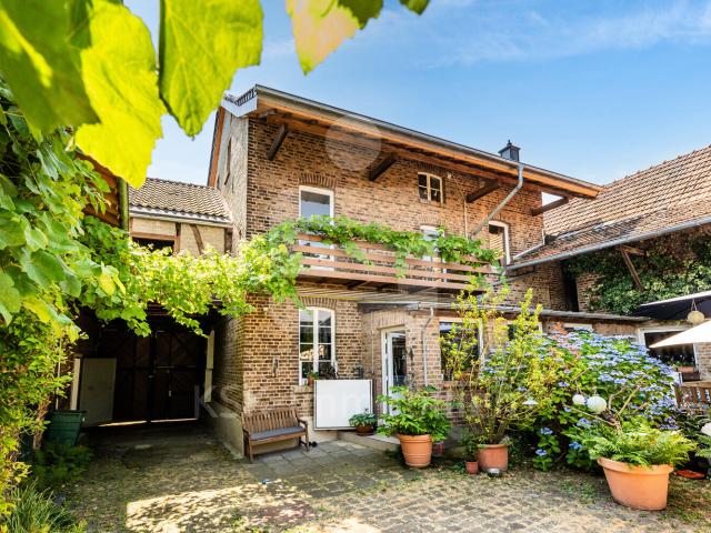 Charmantes Einfamilienhaus mit großzügiger Hofanlage, Innenhof und viel Platz für die ganze Familie
