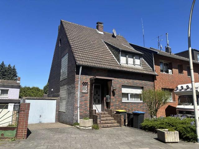 Charmantes Einfamilienhaus mit großem Balkon, Innenhof und viel Potenzial
