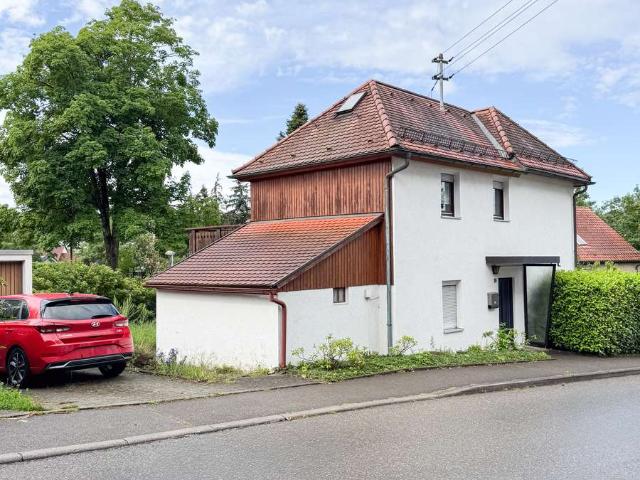Charmantes Einfamilienhaus mit großem Garten, Einzelgarage und Südbalkon in ruhiger Lage