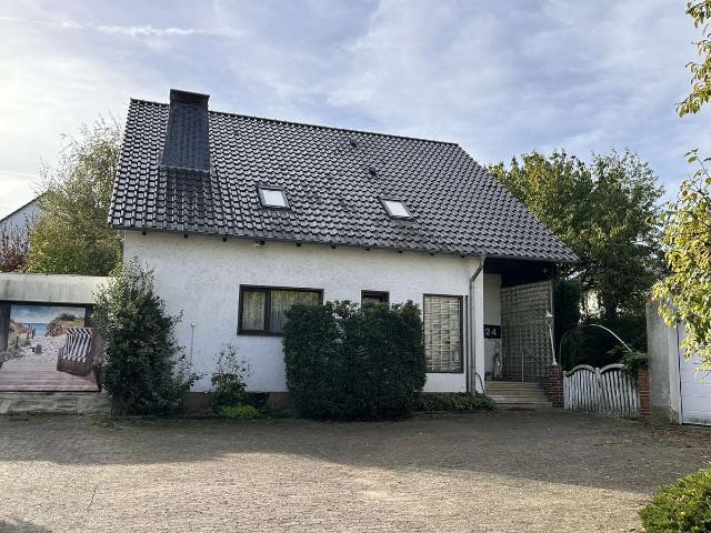 Charmantes Einfamilienhaus mit großem Grundstück, Teich & Kamin – provisionsfrei von privat!