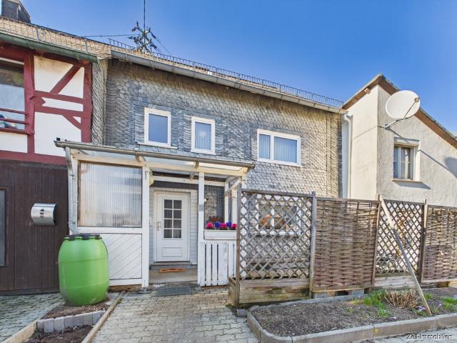 Charmantes Einfamilienhaus mit Nebengebäude, Garage und Scheune in Weisel zu verkaufen