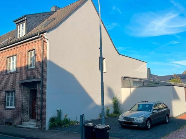 Charmantes Einfamilienhaus mit Wintergarten mit großem Stellplatz