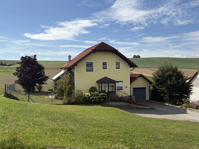Charmantes Einfamilienhaus mit Wintergarten & Garage im Grünen