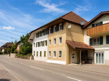 Charmantes, einseitig angebautes Mehrfamilienhaus mit drei Wohneinheiten in Wolfwil