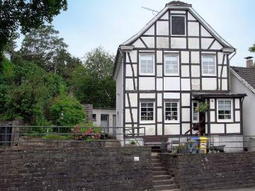 Charmantes Fachwerkhaus mit Potenzial optionales Gartengrundstück mit eigenem Wupper Zugang