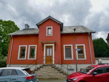 Charmantes Fachwerkhaus mit zwei Wohneinheiten, drei Garagen