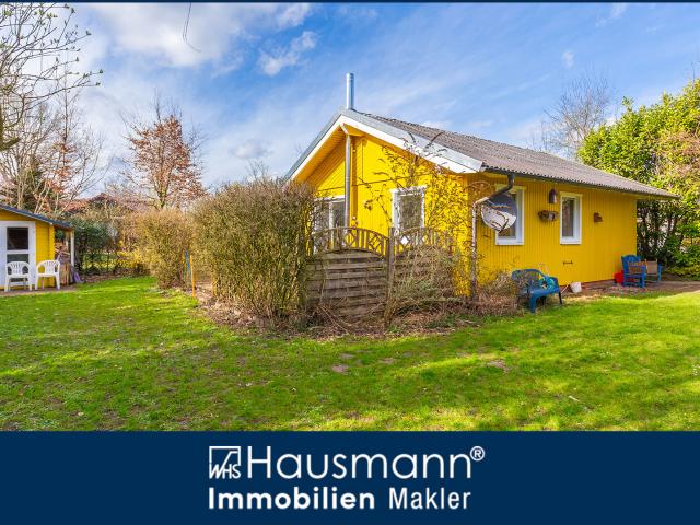 Charmantes Ferienhaus mit Kamin und großem Garten unmittelbar am Nehmser See!