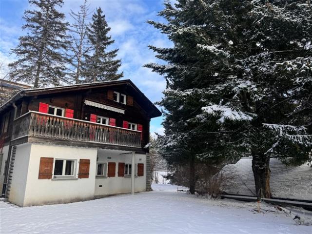 Charmantes, freistehendes Chalet am Eingang von Crans mit großem Renovierungspotenzial