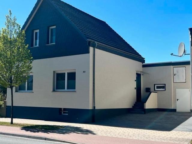 Charmantes, frisch saniertes Einfamilienhaus mit großen Garten