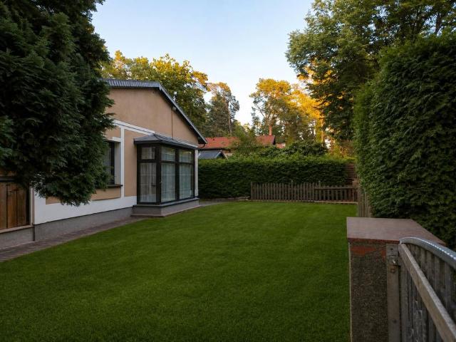 Charmantes Haus im Bungalowstil mit offenem Kamin in Schillerhöhe