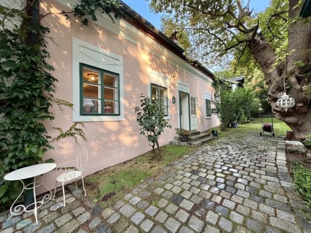 CHARMANTES HAUS IN EINEM GRÜNEN INNENHOF