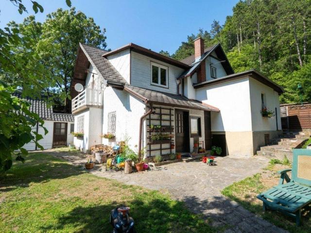 Charmantes Haus mit derzeit zwei separaten Wohneinheiten und großem, schattigem Garten mit ca. 2.295m²