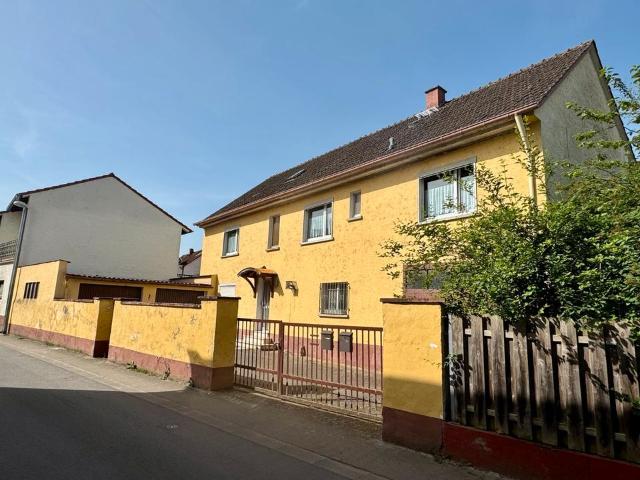 Charmantes Haus mit großem Grundstück, Scheune, zwei Garagen