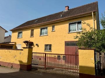 Charmantes Haus mit großem Grundstück, Scheune, zwei Garagen und