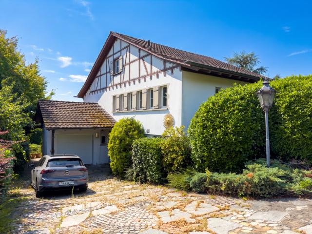 Charmantes Haus mit grossem Umschwung an begehrter Lage