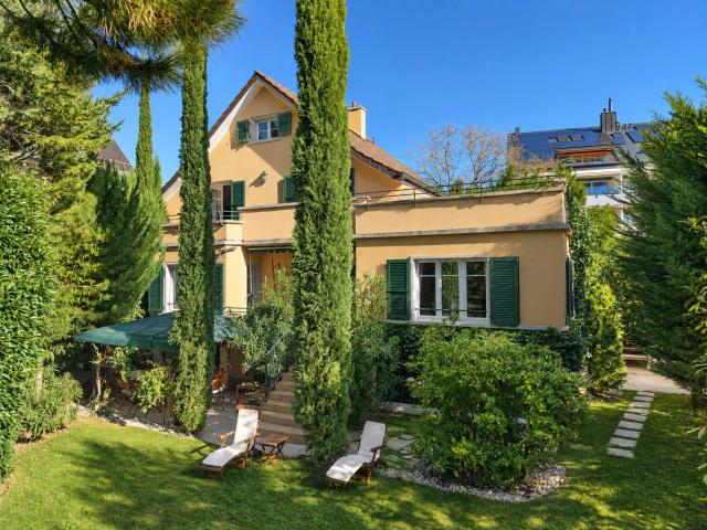 Charmantes Haus mit wunderschönem Garten in einer ruhigen Gegend