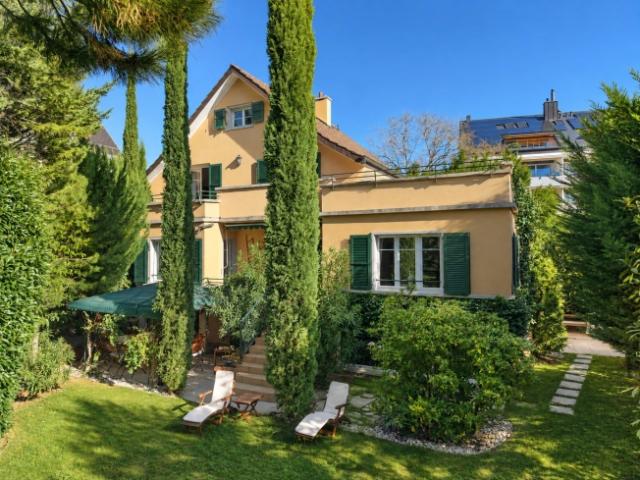 Charmantes Haus mit wunderschönem Garten in einer ruhigen Gegend