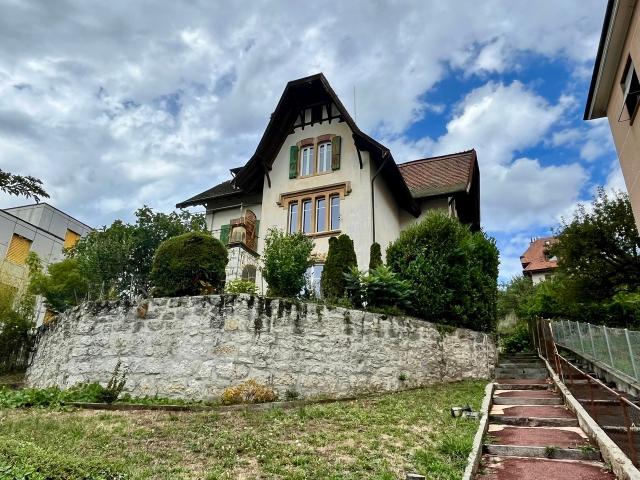 Charmantes Haus mit 9,5 Zimmern und Blick auf den See und die Alpen