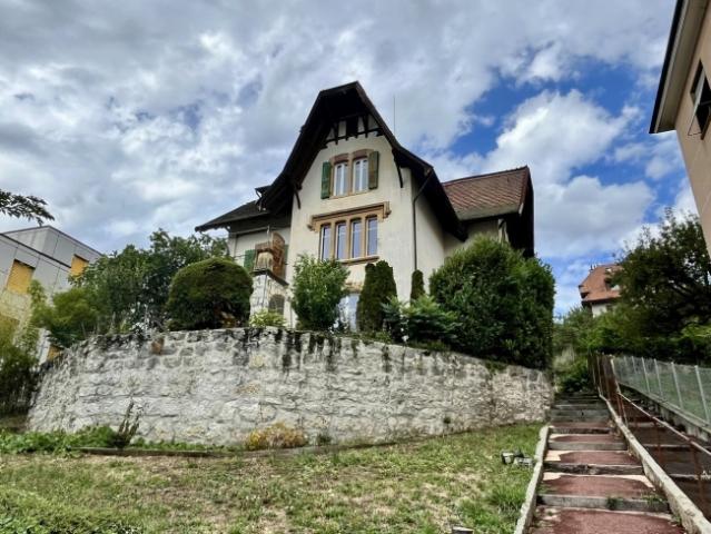 Charmantes Haus mit 9,5 Zimmern und Blick auf den See und die Alpen