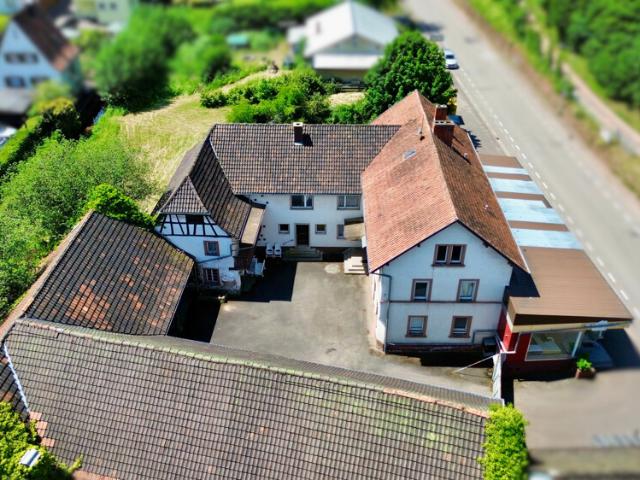 Charmantes Haus und Hofanwesen mit Backstube, Verkaufsraum und großem Entwicklungspotenzial